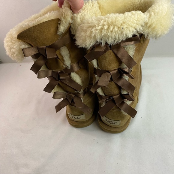 UGG Classic Tan Bailey Bow Boots S/N1090529K Women’s Size 5 - Picture 2 of 7